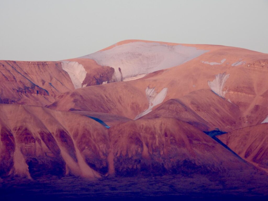 Tramonto sulle montagne di Bjlot Island